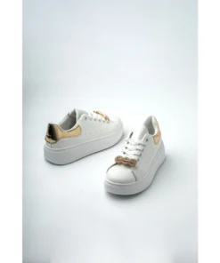 Λευκά sneakers με χρυσό πίσω μέρος και χρυσές λεπτομέρειες στα κορδόνια