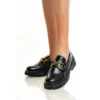 Μαύρα loafers με χρυσή αγκράφα και chunky σόλα