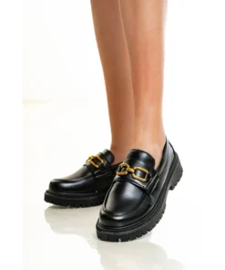 Μαύρα loafers με χρυσή αγκράφα και chunky σόλα