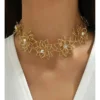 Χρυσό choker με πολλαπλά λουλούδια και λαμπερές λεπτομέρειες φορεμένο στον λαιμό