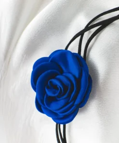 Alternative view of Μπλε choker με τριαντάφυλλο