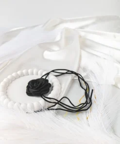 Alternative view of Μαύρο Choker με Μαύρο Τριαντάφυλλο