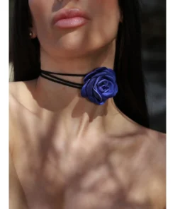 Μαύρο choker με μπλε τριαντάφυλλο φορεμένο στον λαιμό