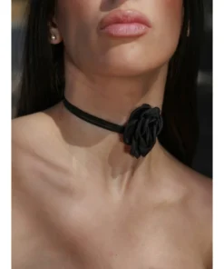 Μαύρο choker με μαύρο τριαντάφυλλο φορεμένο στον λαιμό