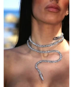 Ασημί choker κολιέ με στρας σε σχέδιο φιδιού φορεμένο στον λαιμό