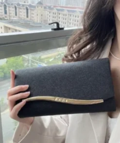 Μαύρη clutch τσάντα με κυματιστό χρυσαφί μεταλλικό κούμπωμα