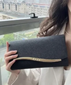 Μαύρη clutch τσάντα με κυματιστό χρυσαφί μεταλλικό κούμπωμα