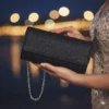 Μαύρη τσάντα φάκελος με glitter επιφάνεια και αλυσίδα