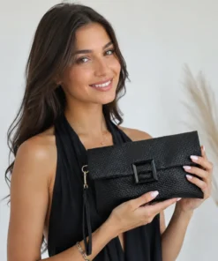 Μαύρη clutch τσάντα με ανάγλυφη υφή και μεγάλη αγκράφα