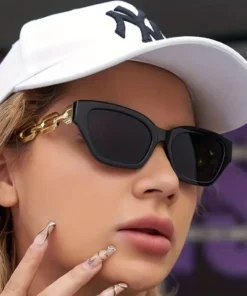 Μαύρα γυαλιά ηλίου cat eye με χρυσή αλυσίδα στους βραχίονες