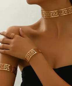 Χρυσαφί σετ κοσμημάτων με choker, δύο βραχιόλια και δαχτυλίδι με γεωμετρικό μοτίβο