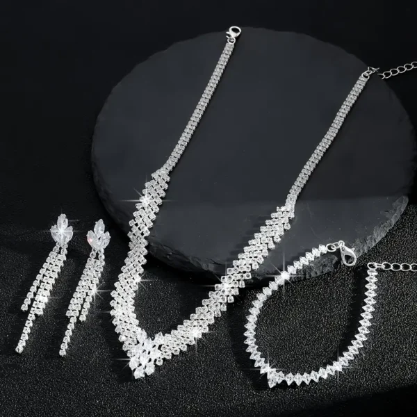 σετ κοσμημάτων με ρινέστεινες - Εlegant V-Shape Design, White Golden Plated - Image 3