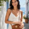 Καφέ ορθογώνια τσάντα χιαστί με μακρύ λουράκι και χρυσό μεταλλικό κούμπωμα