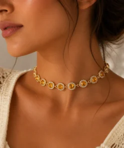 Χρυσό choker κολιέ με κυκλικά λαμπερά στοιχεία στον λαιμό