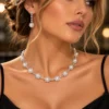 Ασημί σετ με κολιέ και κρεμαστά σκουλαρίκια με λευκά μαργαριτάρια