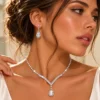 Ασημί σετ κολιέ και κρεμαστά σκουλαρίκια με λαμπερά κρύσταλλα και σχέδιο σταγόνας