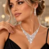 Ασημί σετ με κολιέ σε σχήμα V και μακριά κρεμαστά σκουλαρίκια με κρύσταλλα
