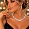 Ασημί σετ κολιέ και κρεμαστά σκουλαρίκια με λαμπερούς κρυστάλλους