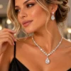 Ασημί σετ κολιέ και κρεμαστά σκουλαρίκια με λαμπερά κρύσταλλα