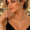 Ασημί σετ κοσμημάτων με κρεμαστό κολιέ, σκουλαρίκια και λαμπερούς κρυστάλλους