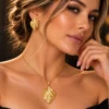 Χρυσό σετ κολιέ και σκουλαρίκια με ανάγλυφο σχέδιο φύλλου